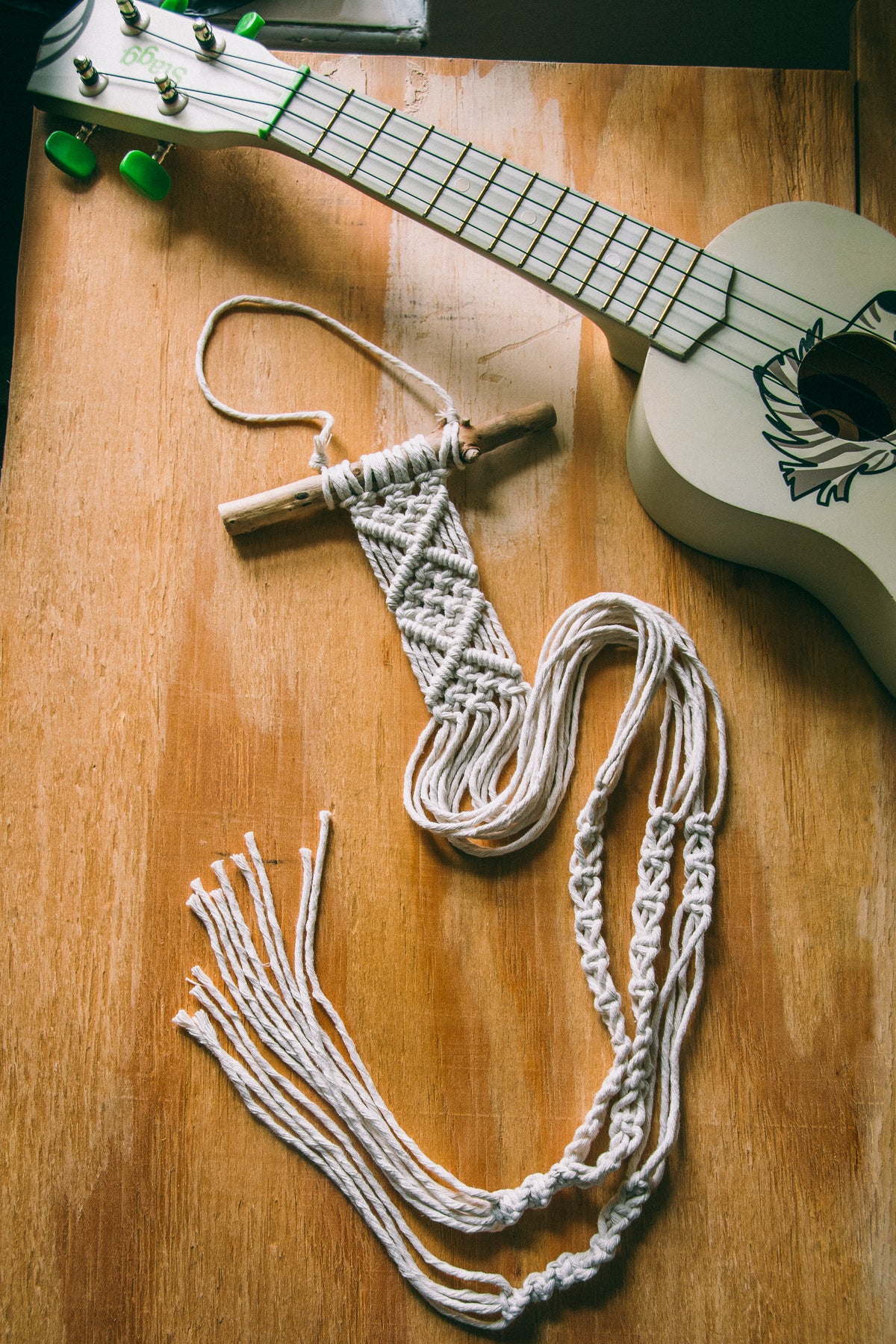 Horizontal hanger for ukulele