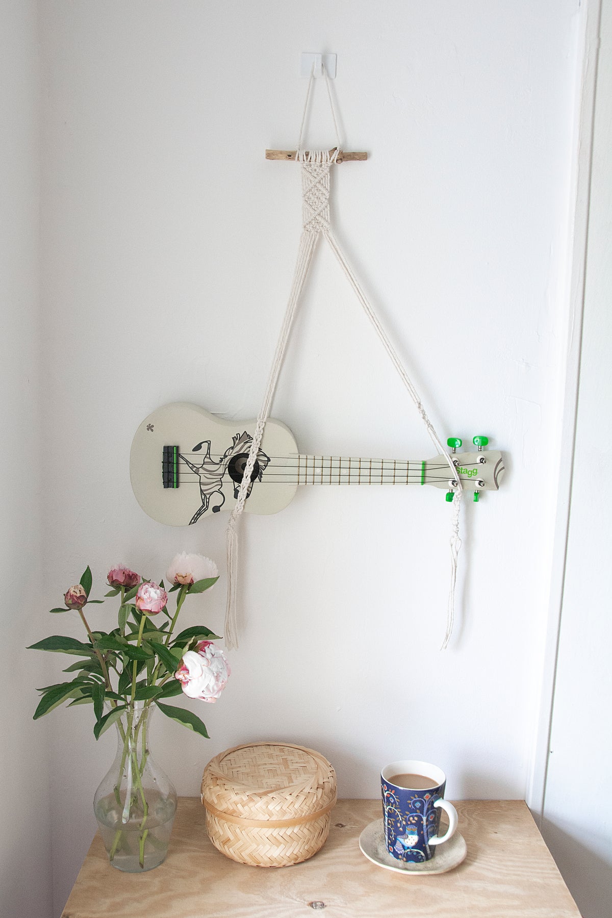 Horizontal hanger for ukulele