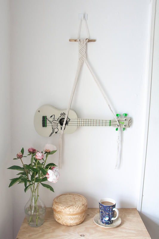 Horizontal hanger for ukulele