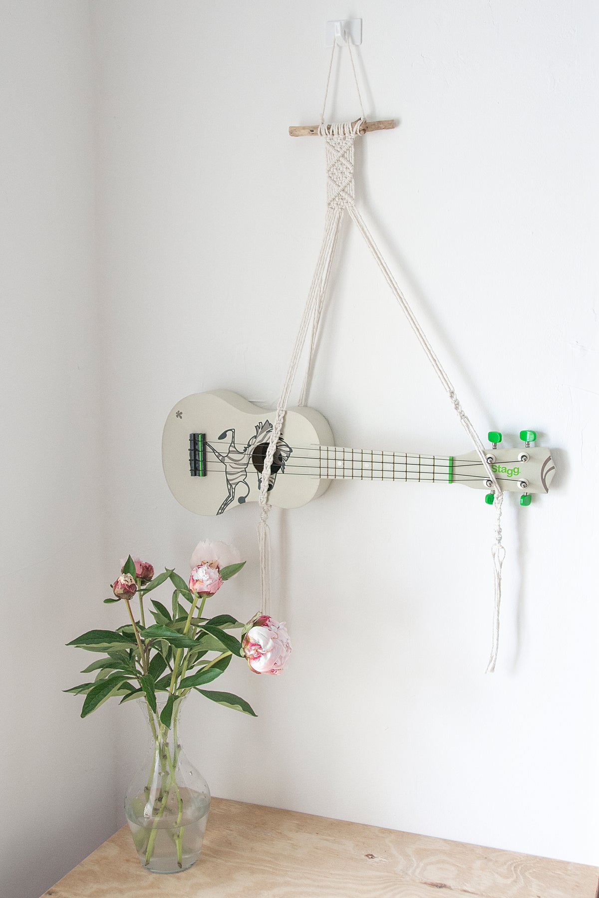Horizontal hanger for ukulele
