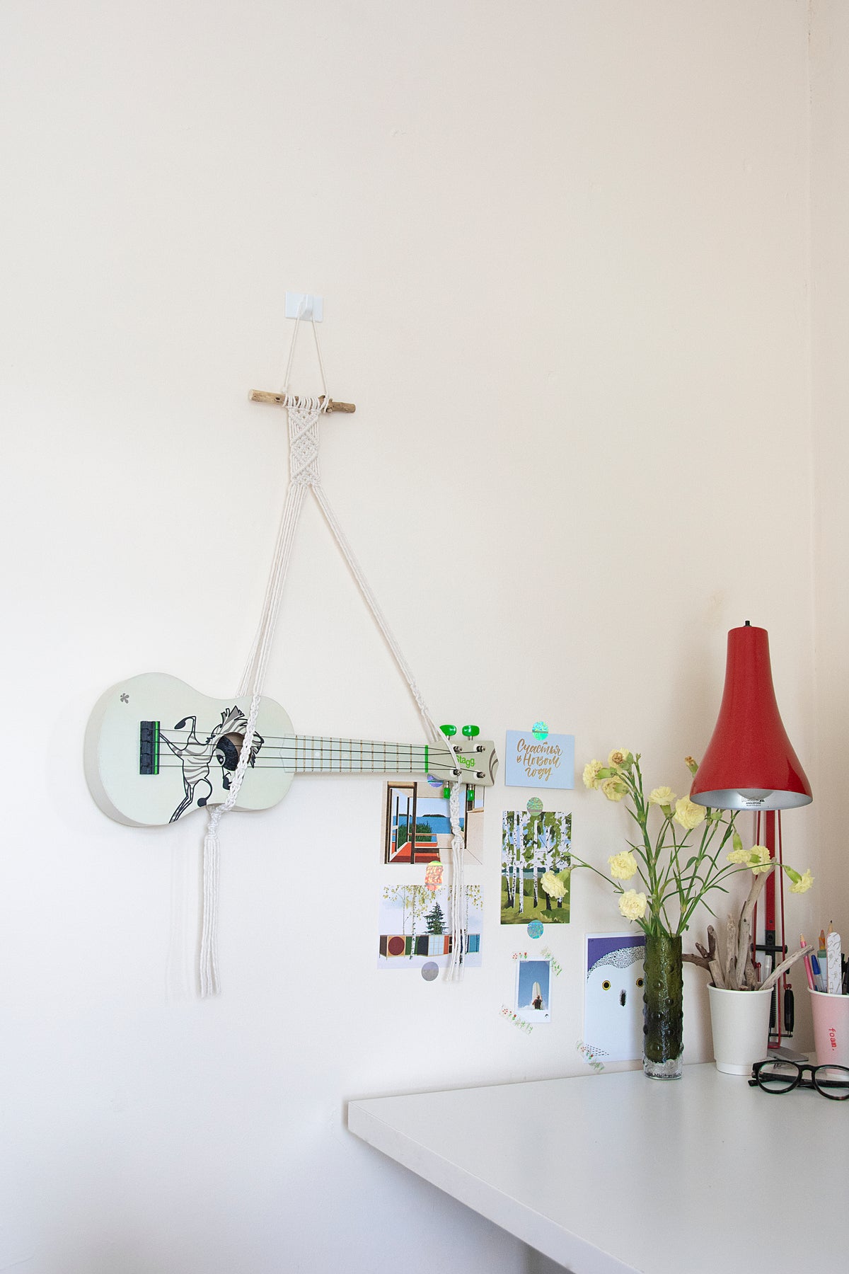 Horizontal hanger for ukulele