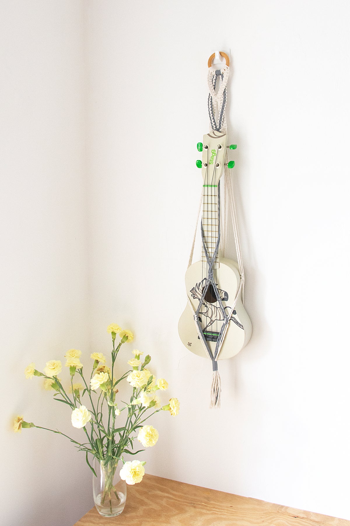 Ukulele white 'n' blue hanger