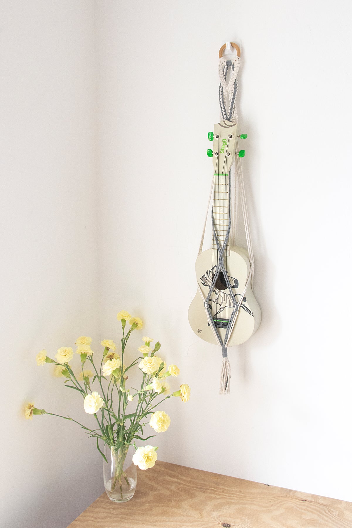 Ukulele white 'n' blue hanger