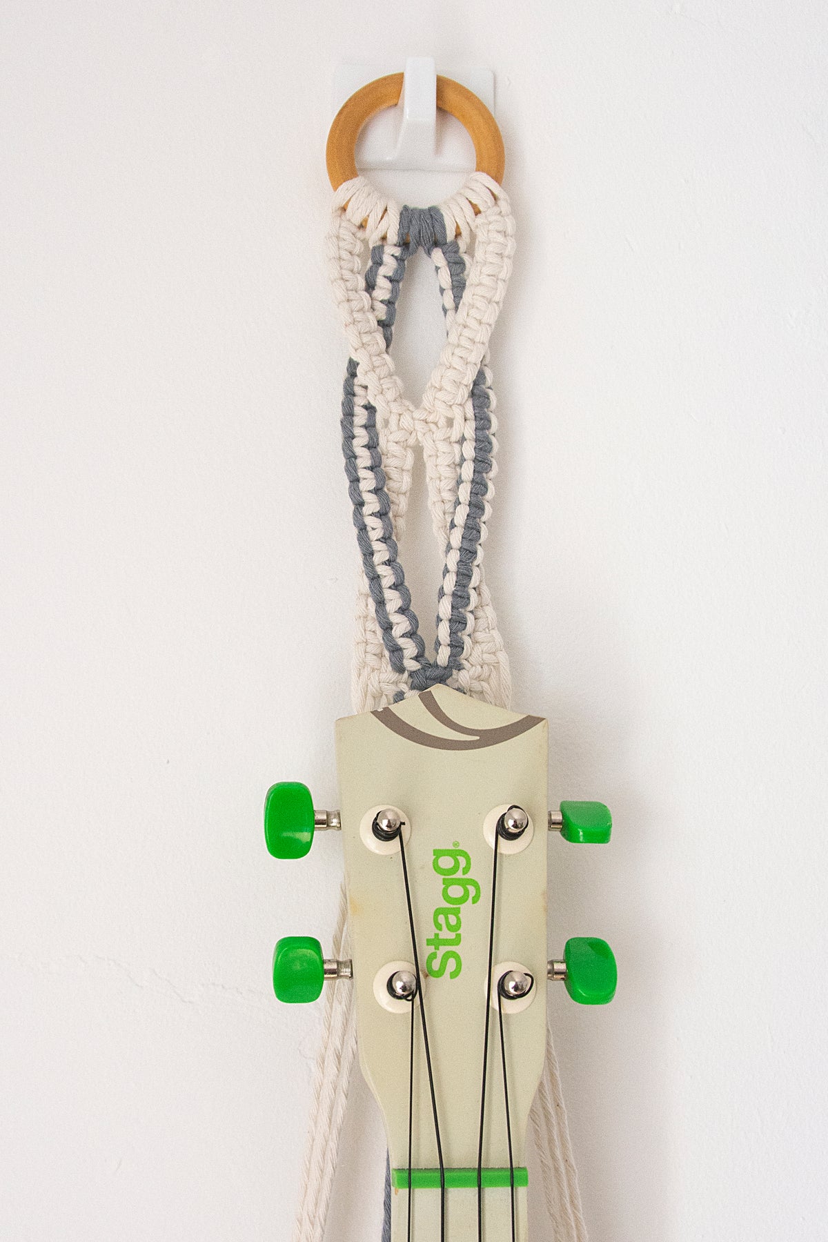 Ukulele white 'n' blue hanger