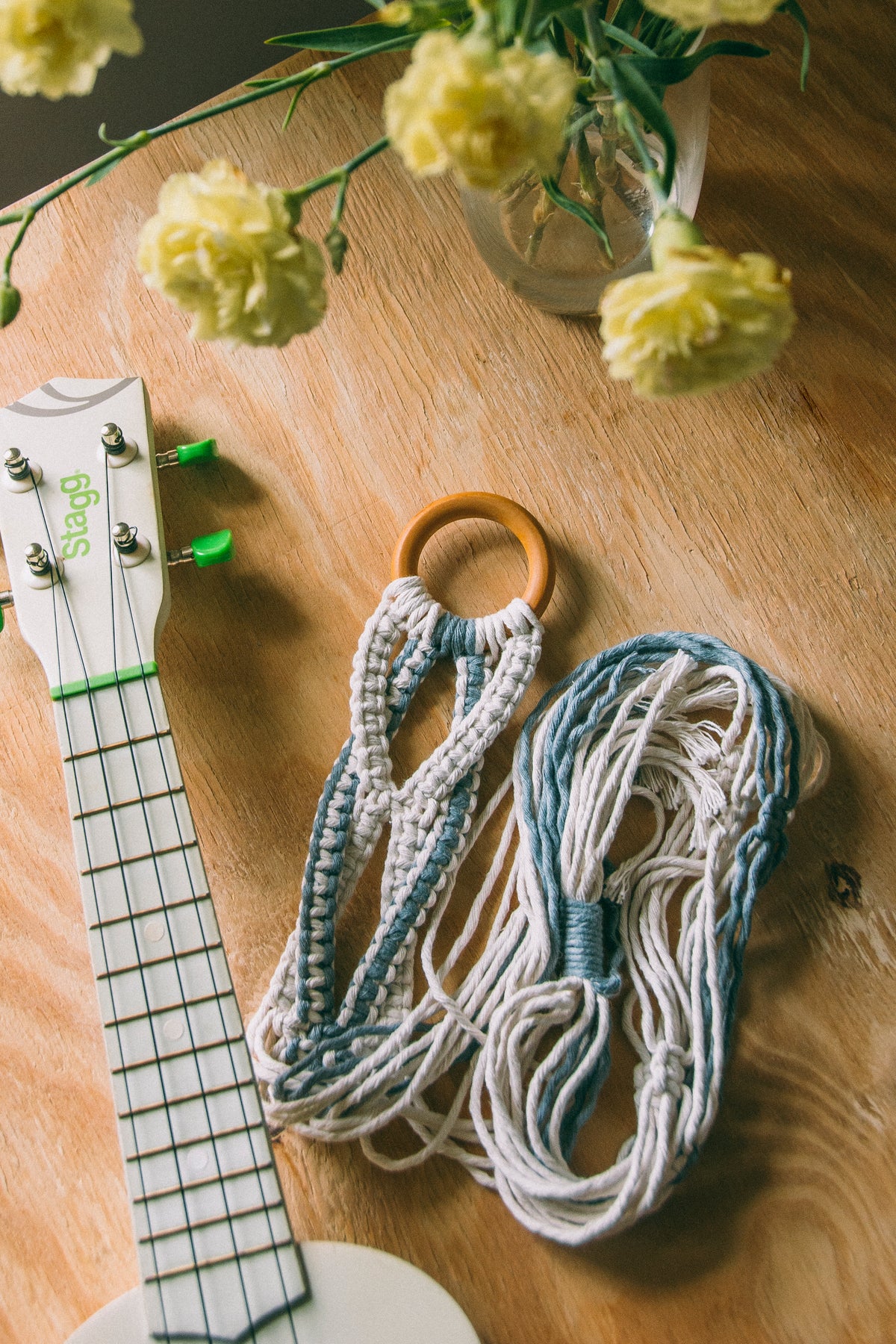 Ukulele white 'n' blue hanger