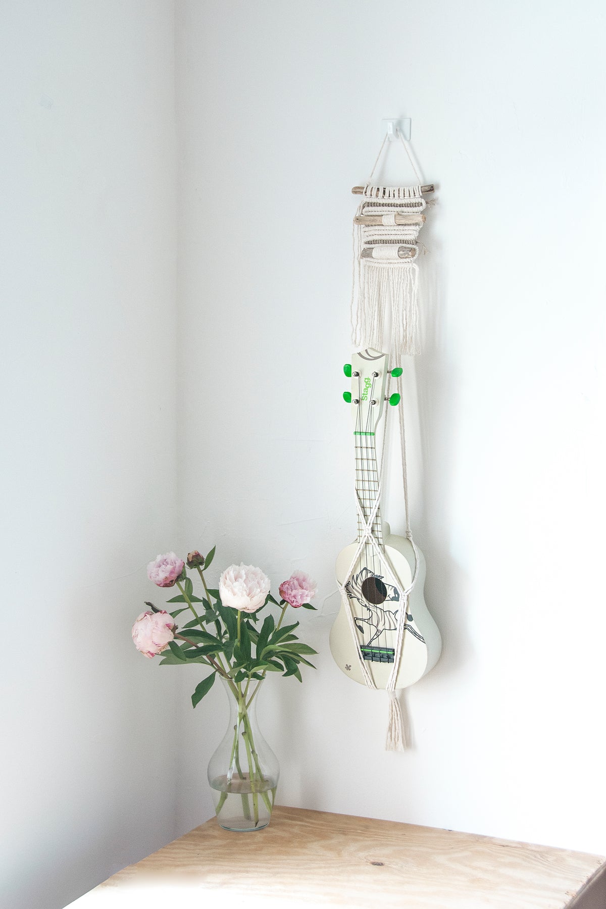 Modern macrame uke hanger