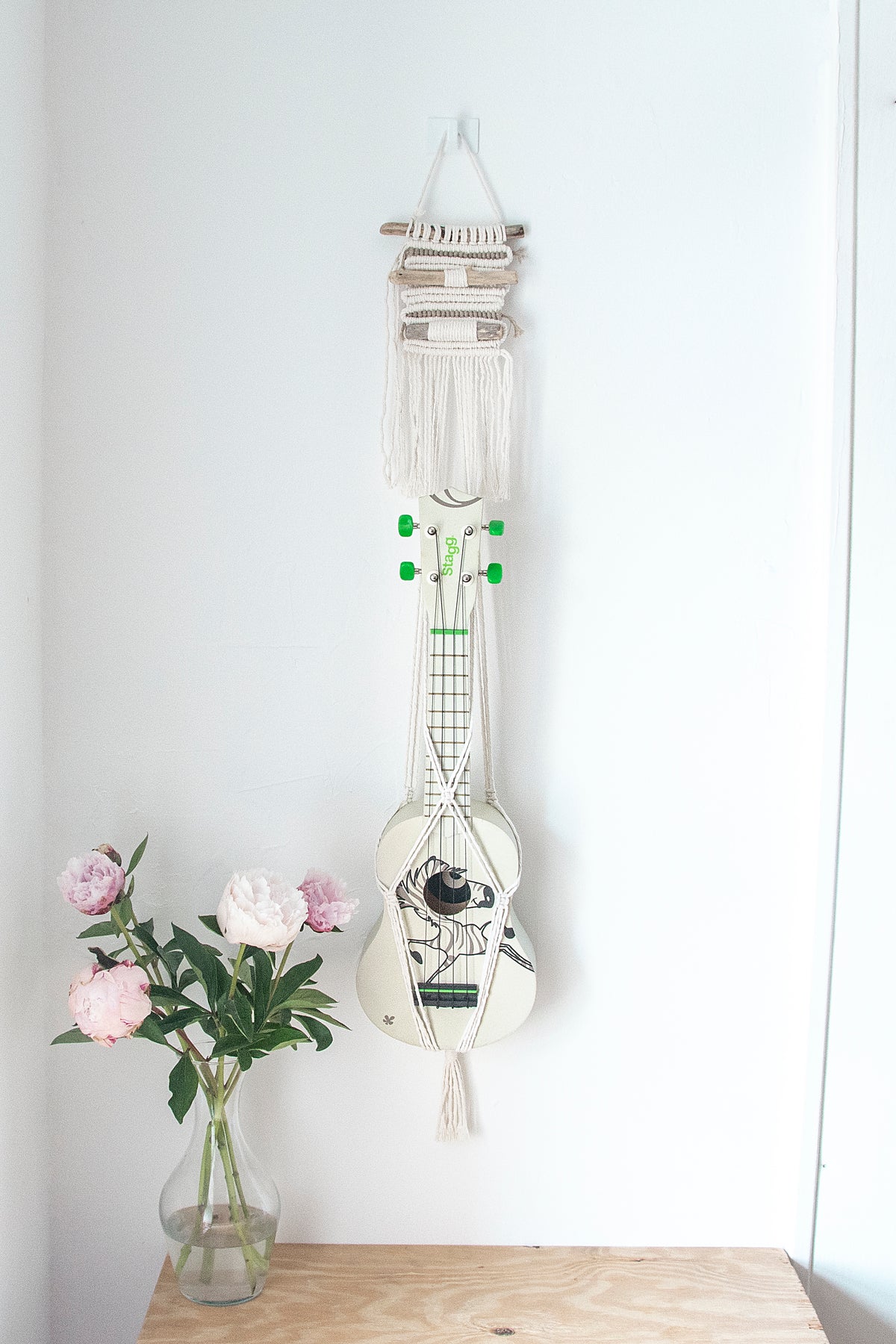 Modern macrame uke hanger