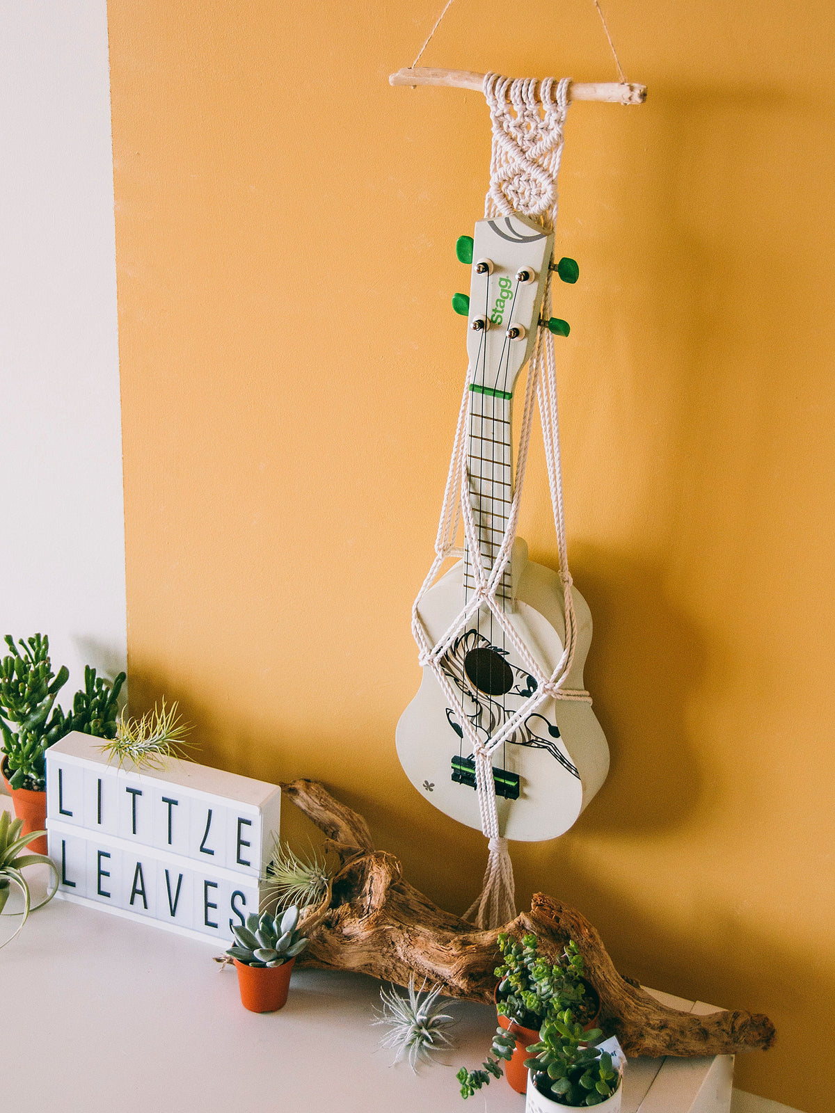 Simple ukulele hanger