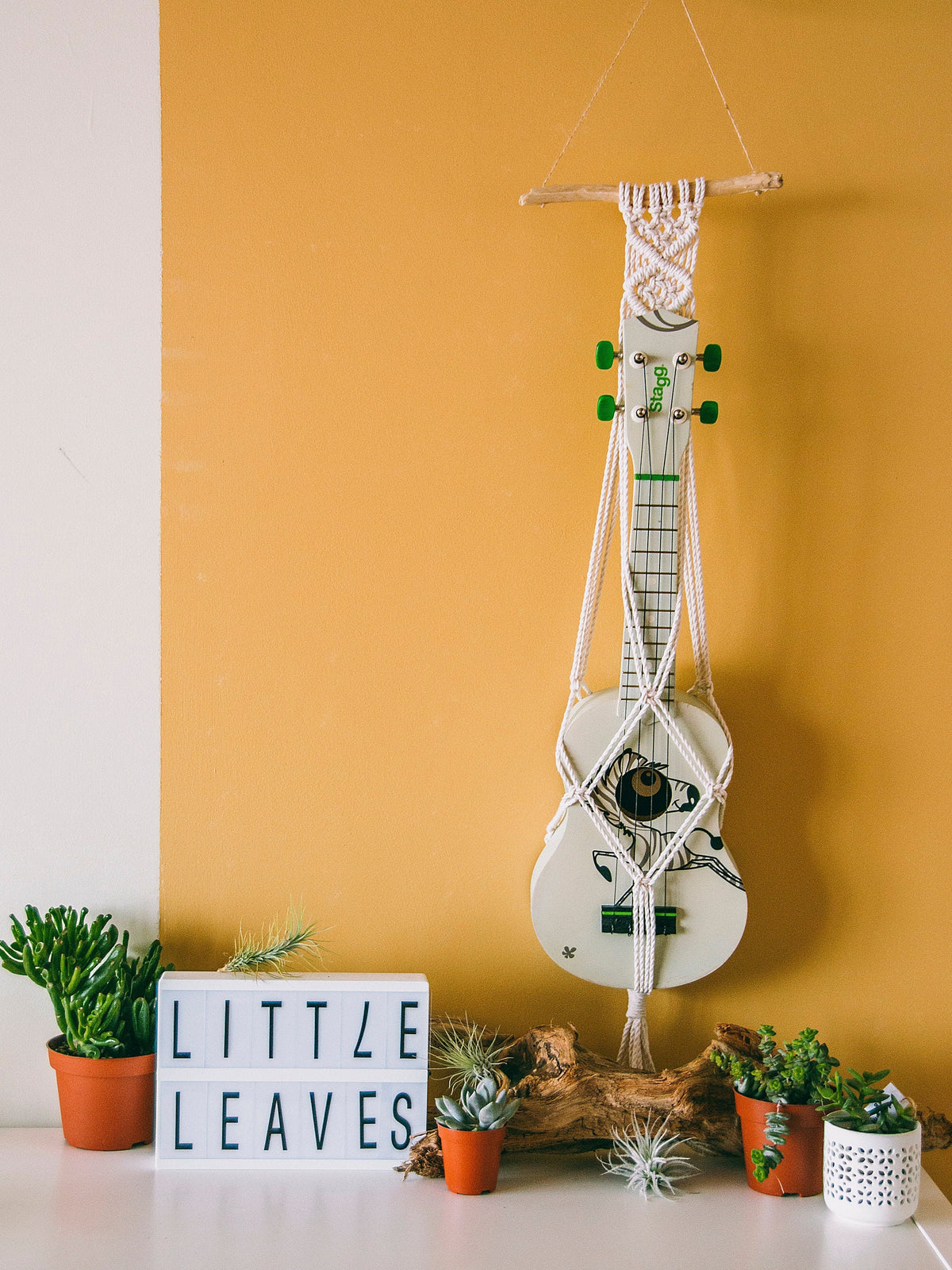 Simple ukulele hanger